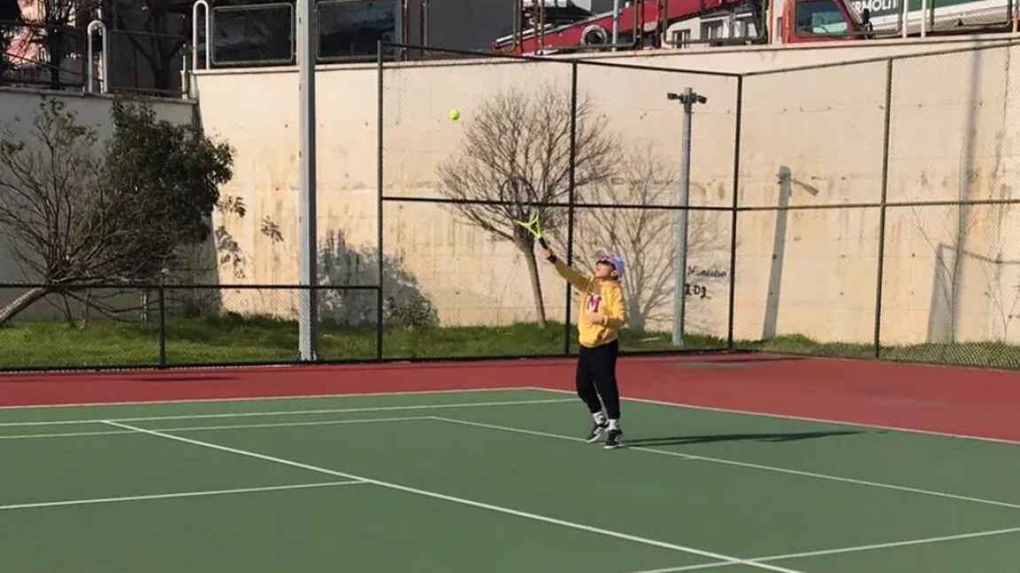 3. Sınıf öğrencimiz Alaz C. ERGÜNEY İzmir ili  9 yaş erkekler Tenis Turnuvasında 1. olmuştur. .Kendisini tebrik ediyor, başarılarının devamını diliyoruz.
